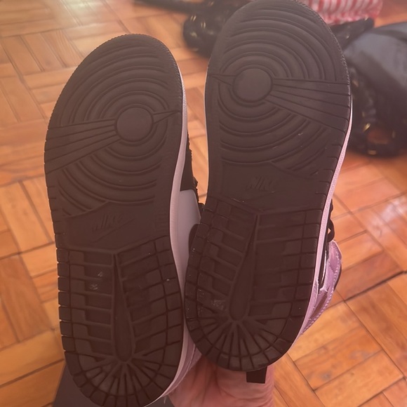 Jordan 1 mid sneakers - Picture 7 of 9